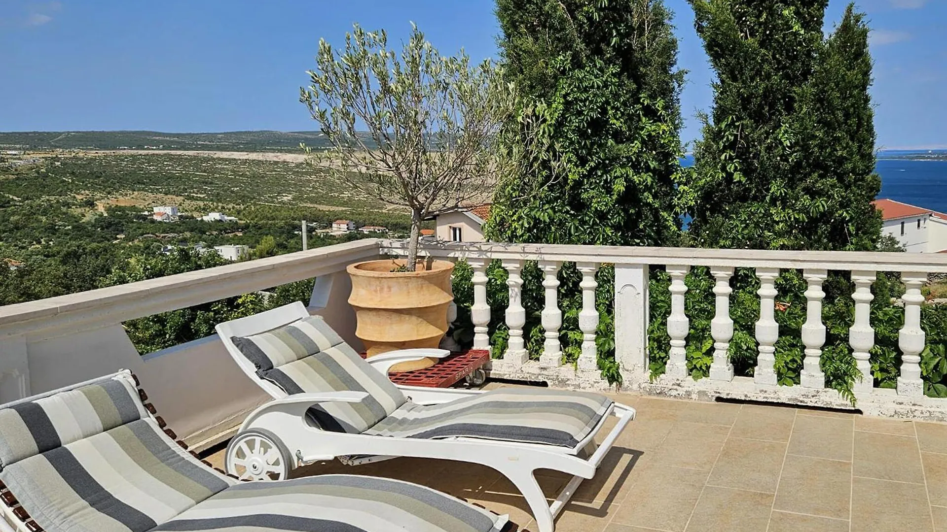 Amazing Apartment In Rovanjska - Jasenice
